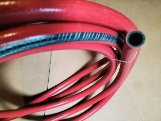 7 metros de manguera de jardín roja con difusor