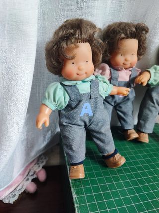 Tre bambole gemelle con salopette