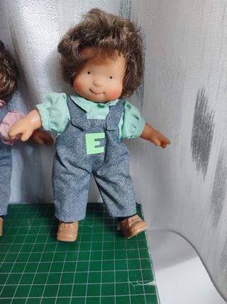 Tre bambole gemelle con salopette