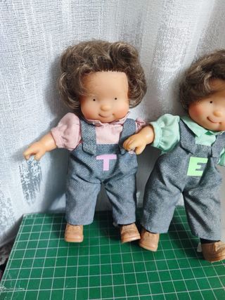 Tre bambole gemelle con salopette