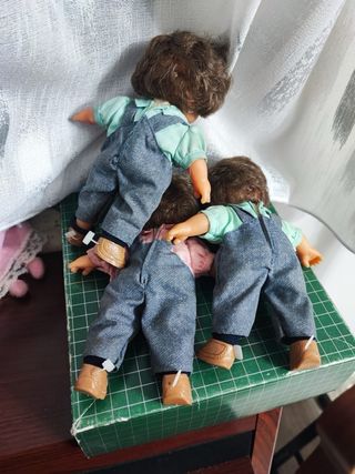 Tre bambole gemelle con salopette