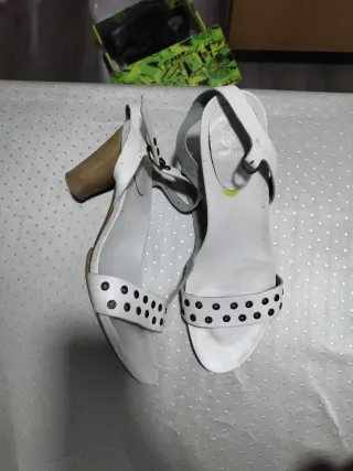 Sandalias tacón blancas tachuelas