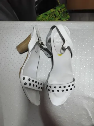 Sandalias tacón blancas tachuelas
