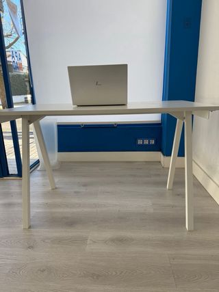 Escritorio blanco de madera