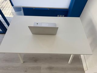 Escritorio blanco de madera