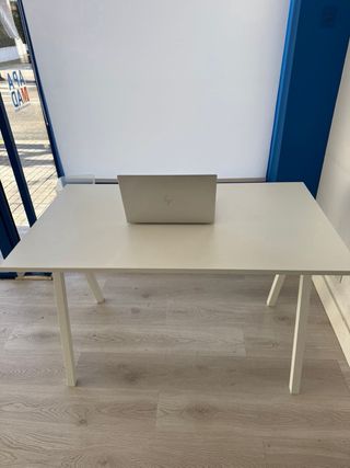 Escritorio blanco de madera