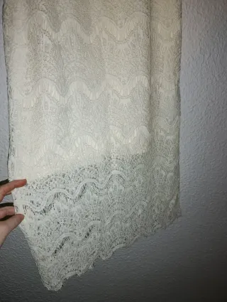 Vestido midi de tubo. ibicenco con encaje.