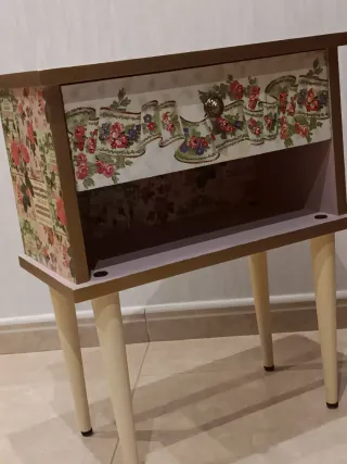 Mesita vintage restaurada floral