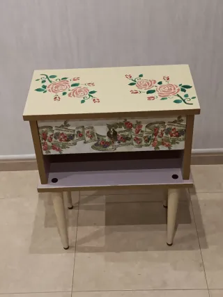 Mesita vintage restaurada floral