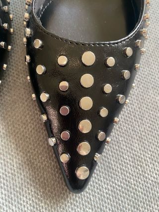 Zapatos destalonado. Talla 36 Negros Tachuelas