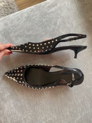 Zapatos destalonado. Talla 36 Negros Tachuelas