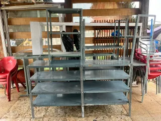 Estanterías metálicas grises