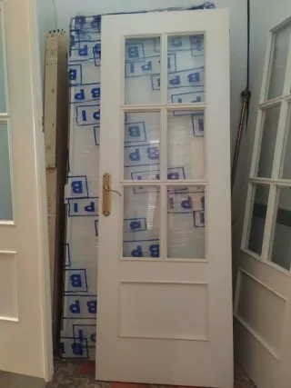 Puerta madera blanca con cristal.