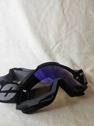 Gafas de esquí negras con lente azul