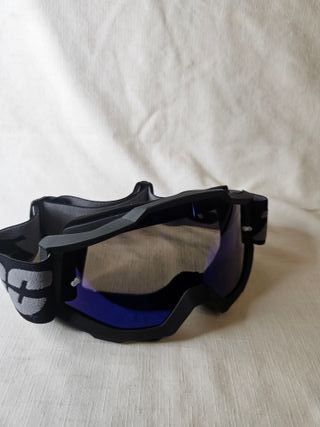 Gafas de esquí negras con lente azul