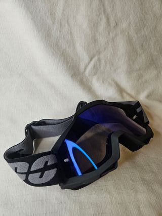 Gafas de esquí negras con lente azul