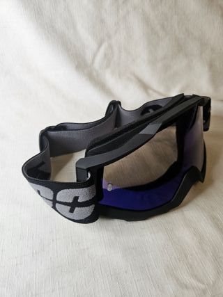 Gafas de esquí negras con lente azul