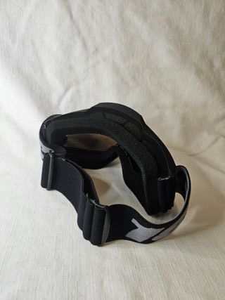 Gafas de esquí negras con lente azul