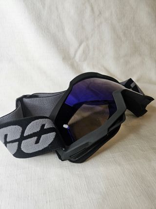 Gafas de esquí negras con lente azul