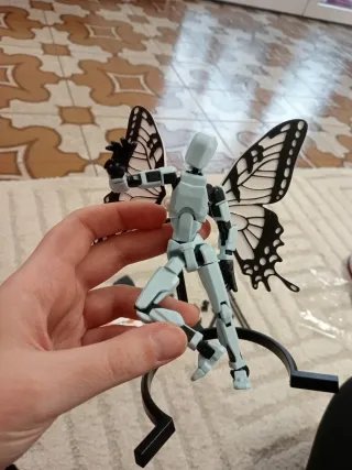 Action figure robot azzurro ali farfalla