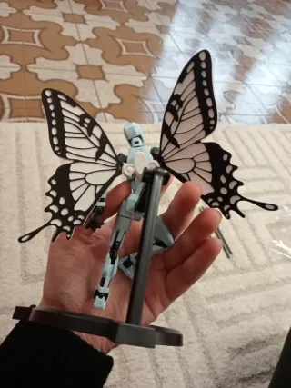 Action figure robot azzurro ali farfalla