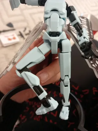 Action figure robot azzurro ali farfalla