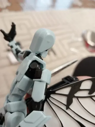 Action figure robot azzurro ali farfalla