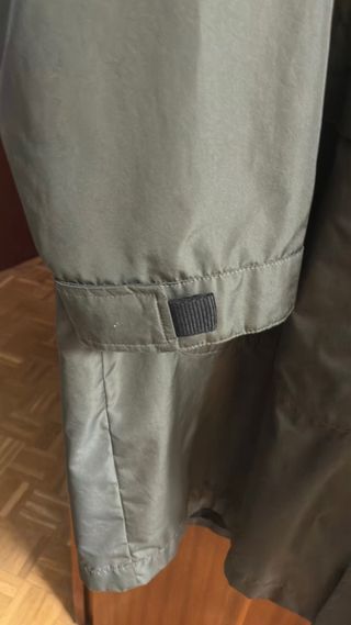 GABARDINA MARCA LACOSTE “ORIGINAL”. COLOR VERDE.