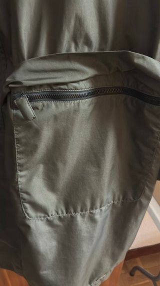 GABARDINA MARCA LACOSTE “ORIGINAL”. COLOR VERDE.