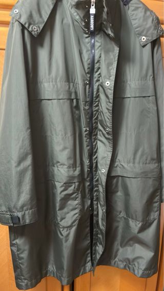 GABARDINA MARCA LACOSTE “ORIGINAL”. COLOR VERDE.