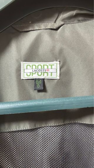 GABARDINA MARCA LACOSTE “ORIGINAL”. COLOR VERDE.