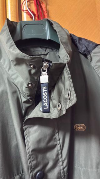 GABARDINA MARCA LACOSTE “ORIGINAL”. COLOR VERDE.