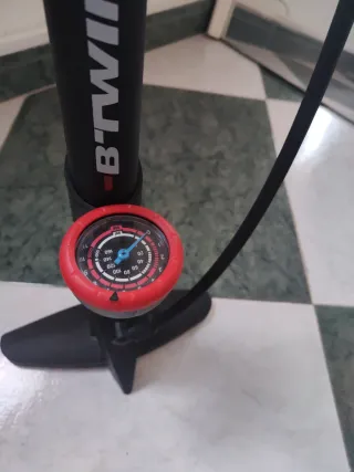 Bomba de aire para bicicleta con manómetro