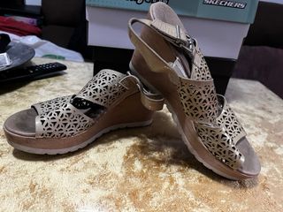 Sandalias de cuña piel con enrejado