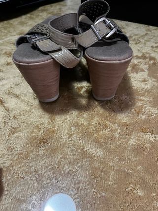 Sandalias de cuña piel con enrejado