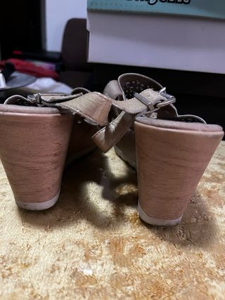 Sandalias de cuña piel con enrejado