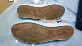 Tenis dorados y multicolor con estrella