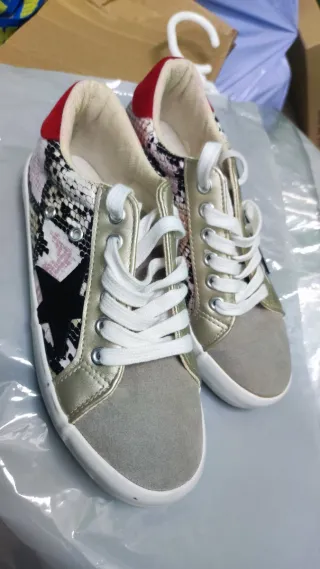 Tenis dorados y multicolor con estrella