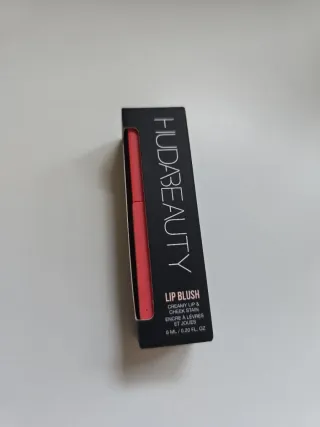 Huda Beauty Lip Blush tono Coral Kiss.Labios/cara.