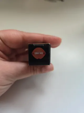 Huda Beauty Lip Blush tono Coral Kiss.Labios/cara.