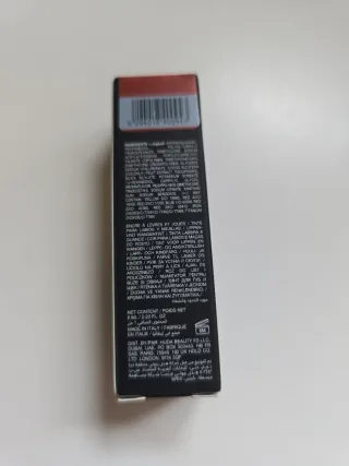 Huda Beauty Lip Blush tono Coral Kiss.Labios/cara.