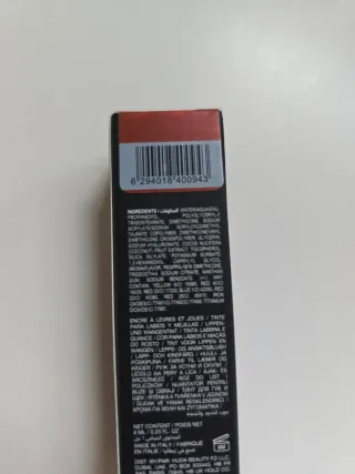 Huda Beauty Lip Blush tono Coral Kiss.Labios/cara.