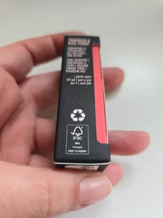 Huda Beauty Lip Blush tono Coral Kiss.Labios/cara.