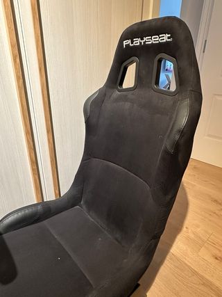 Asiento simulador Playseat con volante y pedales