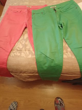 Pantalones vaqueros rosa y verde