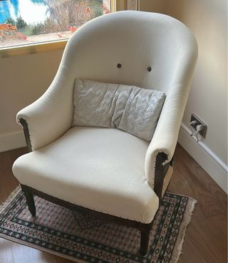 Sillón tapizado blanco con patas de madera