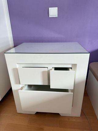 Mesita de noche blanca con tapa de cristal