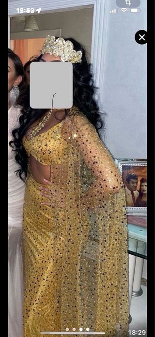 Vestido de fiesta dorado con pedrería