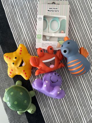 Juguetes de baño y tijeras para bebé