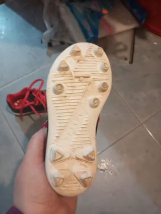 Botas de fútbol negras y rojas talla 25